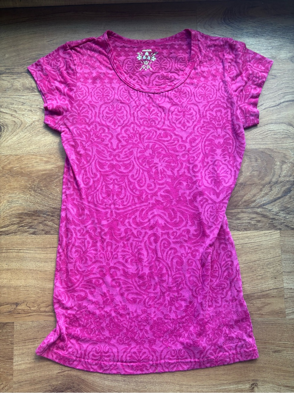 Reebok Women's Short Sleeve Scoop Tee in Fuchsia Pattern